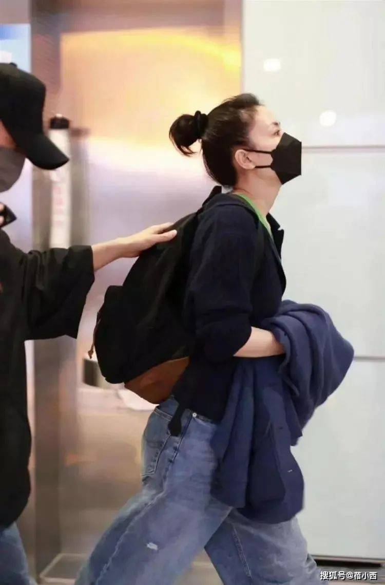 “王菲”穿得越佛系越高级一身宽松打扮简约又时髦气场无敌了